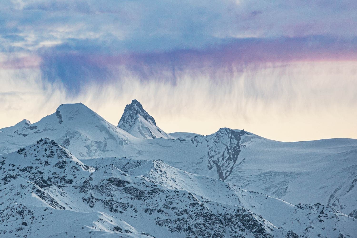 Wolkenbruch über Bergspitze